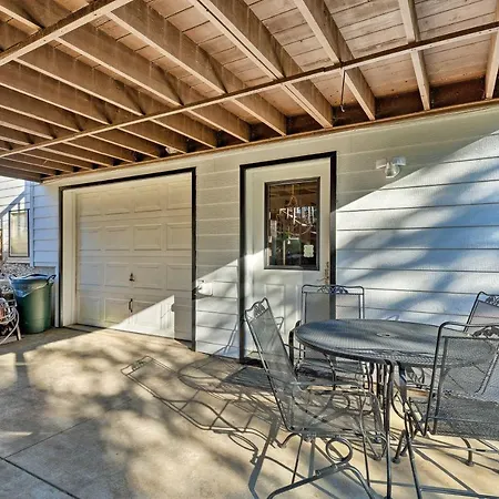 Charming Hideaway With Patio 3 Mi To Kansas State!
